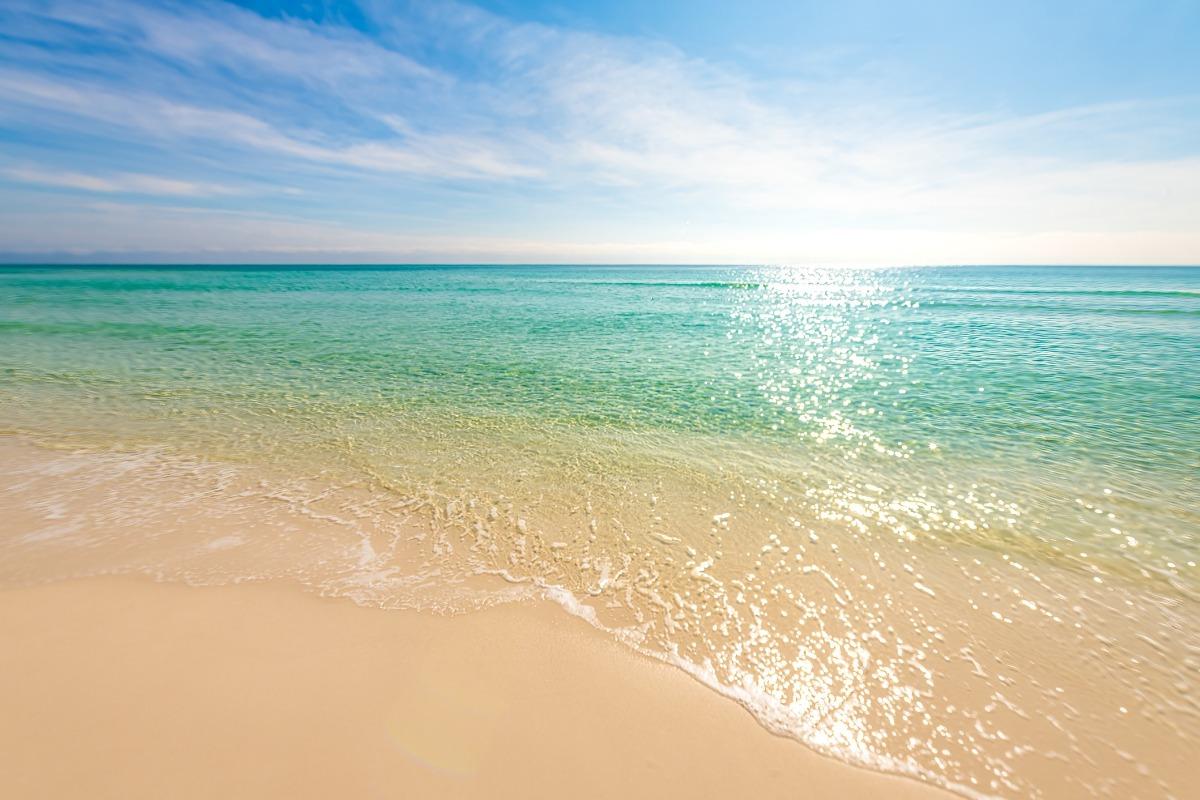 Scenic view of emerald waters and white sandy shoreline in Florida, showcasing the beauty near Destin home rentals.