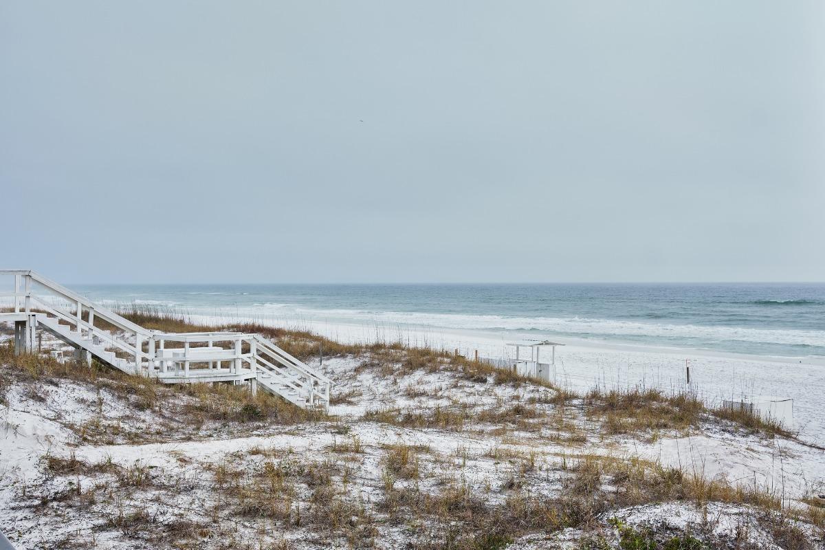 Oceanfront balcony view from Destin snowbird condo rentals overlooking the Gulf of Mexico