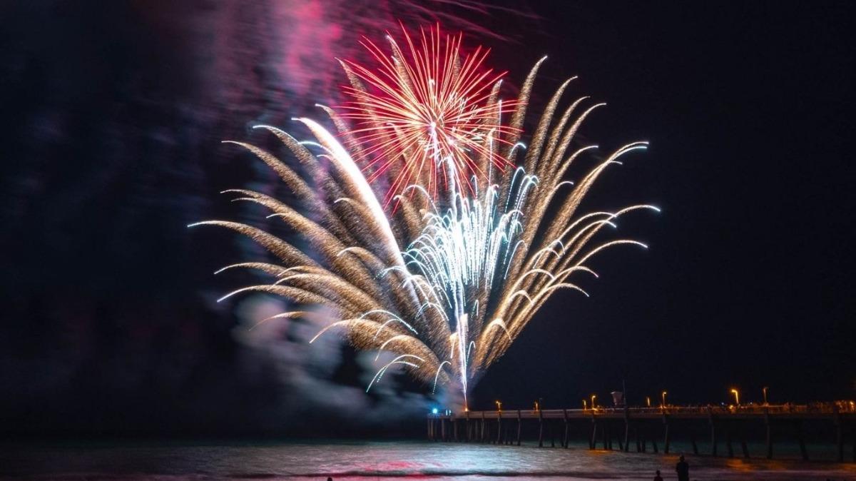 Fireworks lighting up the sky over the Destin Harbor during Fourth of July celebrations near Destin Fourth of July rentals.